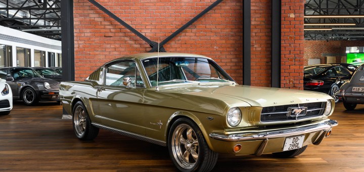 Ford-mustang-fastback-gold-1
